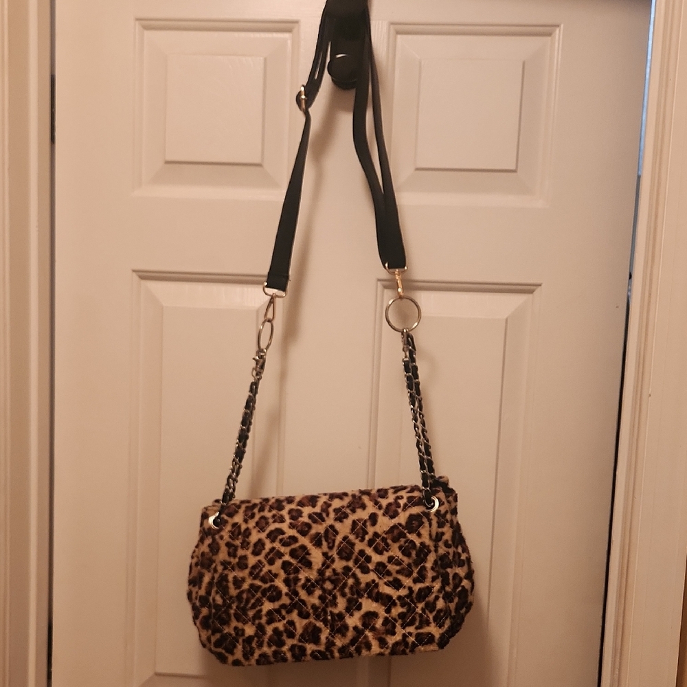 Chic Leopard Print Shoulder Bag